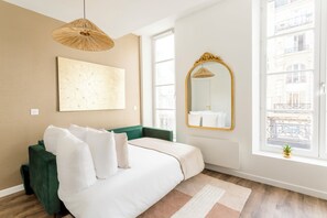 Apartment | Living area | 32-inch Smart TV with cable channels, Netflix, streaming services - Merveil Family Suite - Fbg St Antoine (Paris)