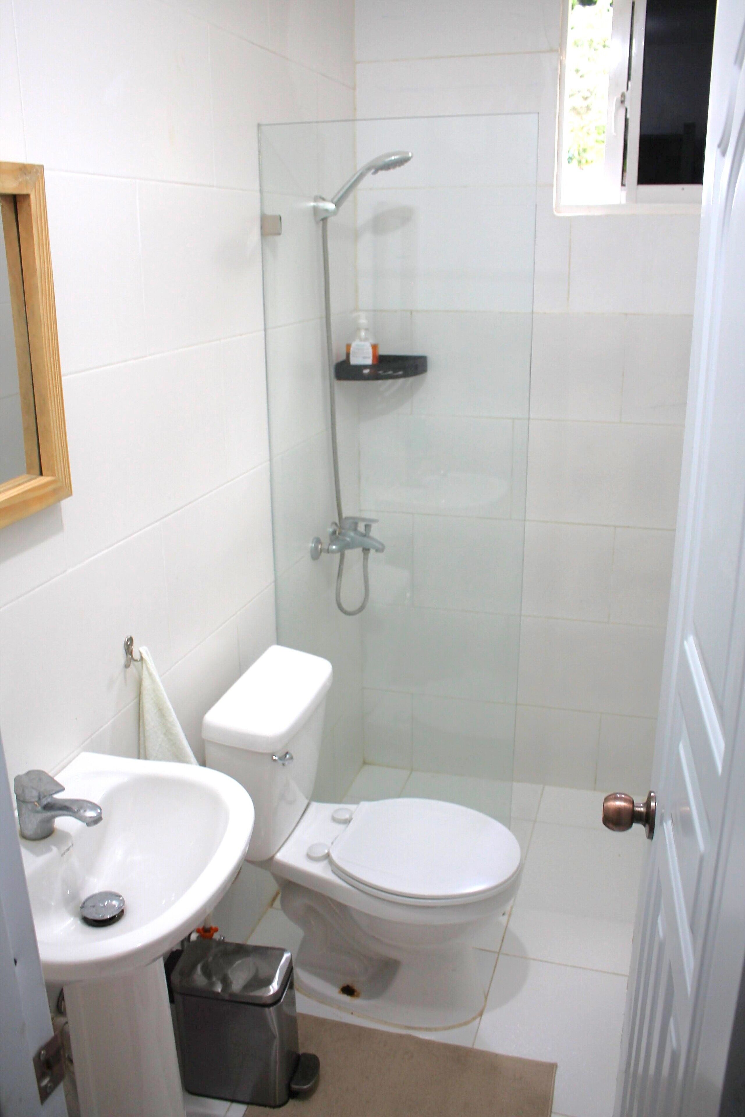 Douche, serviettes fournies, papier toilette