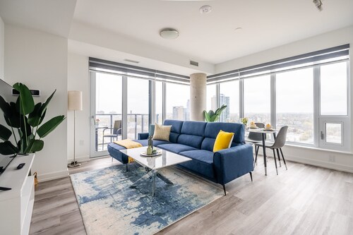 High Rise 1BR Condo w Balcony Beautiful Views