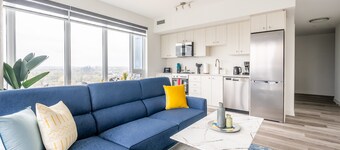 High Rise 1BR Condo w Balcony Beautiful Views