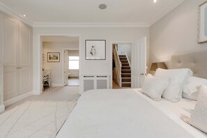 4 bedrooms, Internet - Stunning 4 bed Fulham Home With Garden (London)