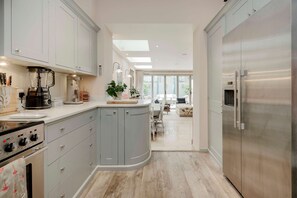 4 bedrooms, Internet - Stunning 4 bed Fulham Home With Garden (London)