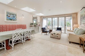 4 bedrooms, Internet - Stunning 4 bed Fulham Home With Garden (London)