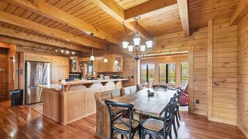 Cabin, 5 Bedrooms | Dining