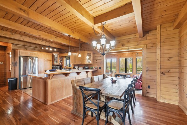 Cabin, 5 Bedrooms | Dining