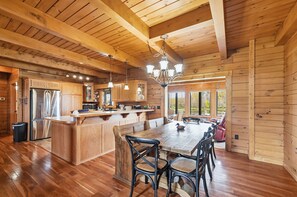 Cabin, 5 Bedrooms | Dining