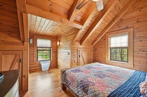 5 bedrooms, desk, laptop workspace, free WiFi - Sprinkle Bottom Lodge: 12 Acre 5 Bedroom Cabin, Pond, AC, Heating & Pet Friendly (Sullivan)