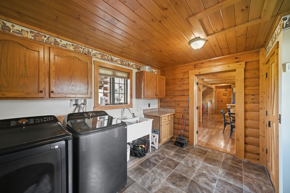 Cabin, 5 Bedrooms | Interior