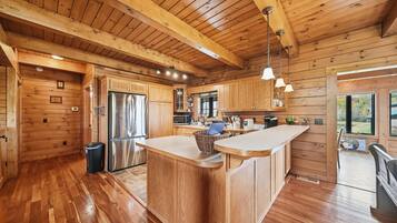 Cabin, 5 Bedrooms | Private kitchen | Fridge, oven, coffee/tea maker, toaster