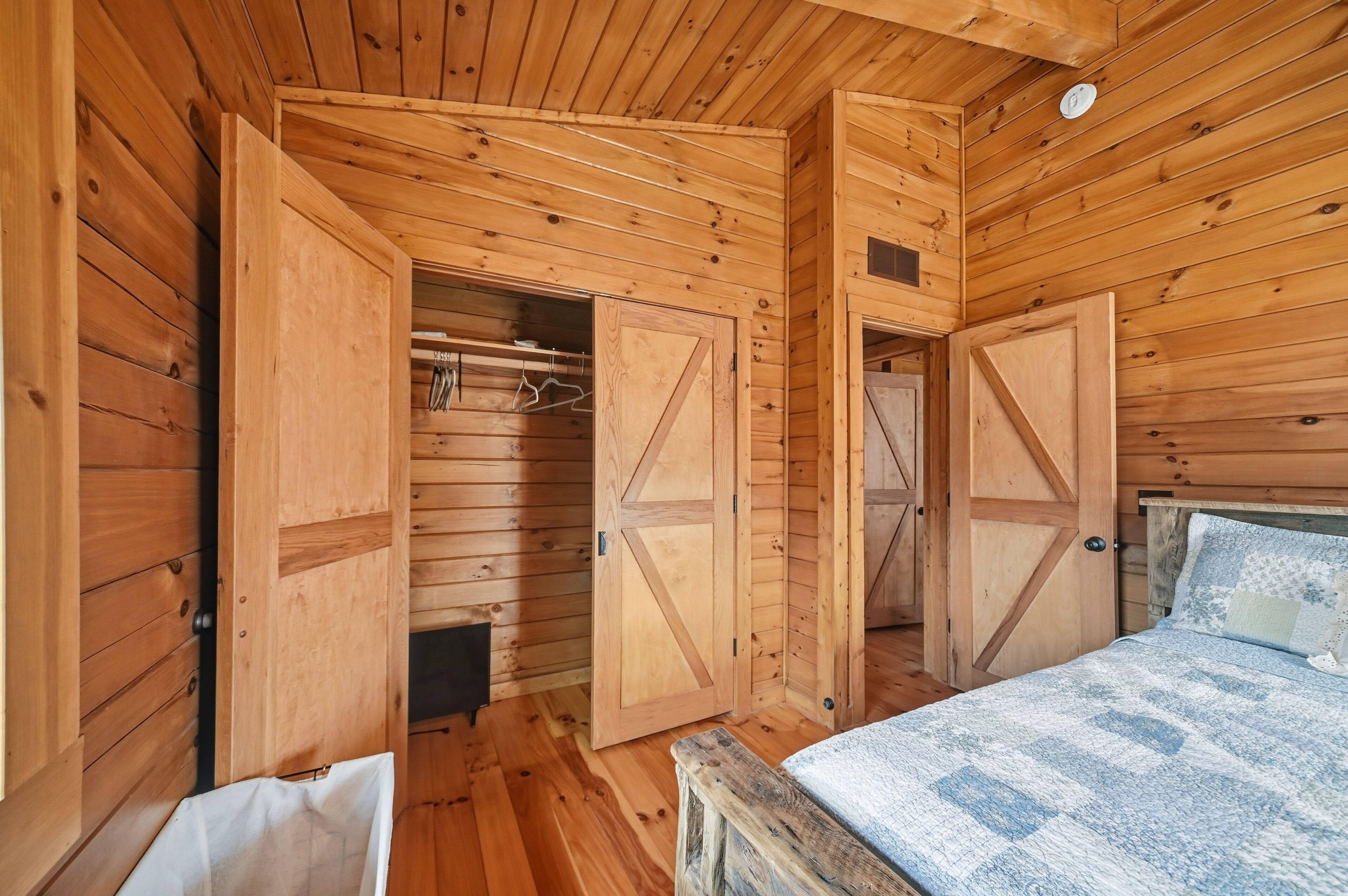 Cabin, 5 Bedrooms | 5 bedrooms, desk, laptop workspace, free WiFi