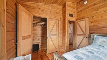 Cabin, 5 Bedrooms | 5 bedrooms, desk, laptop workspace, free WiFi