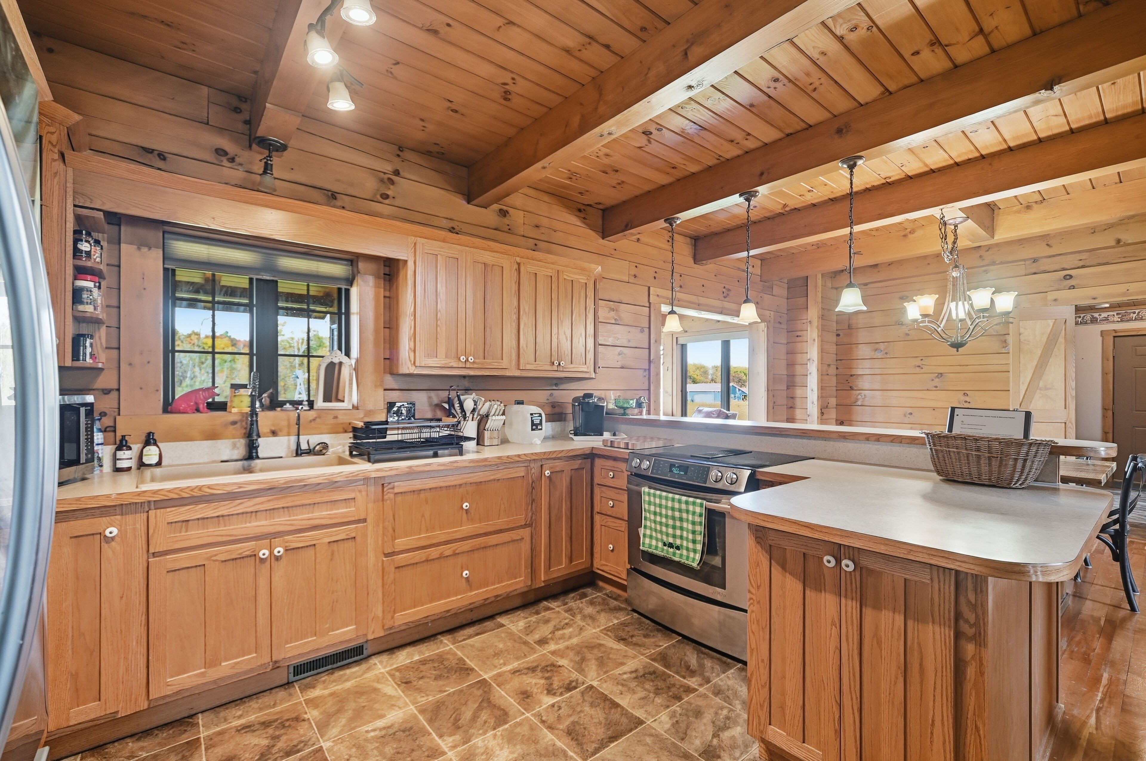 Cabin, 5 Bedrooms | Private kitchen | Fridge, oven, coffee/tea maker, toaster