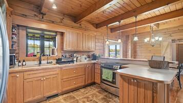 Cabin, 5 Bedrooms | Private kitchen | Fridge, oven, coffee/tea maker, toaster