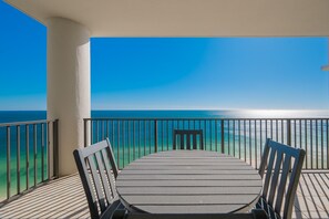 Appart'hôtel, 3 chambres | Restauration extérieure