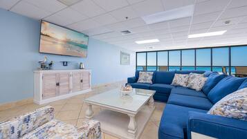 Condo, 3 Bedrooms | Living area