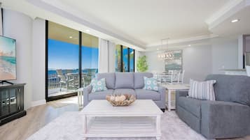 Condo, 3 Bedrooms | Living area