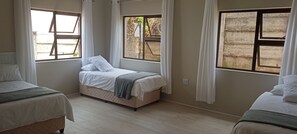 3 عدّة غرف نوم وواي فاي مجانًا وملاءات أسرّة