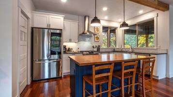 House, 3 Bedrooms | Private kitchen | Fridge, oven, coffee/tea maker, toaster