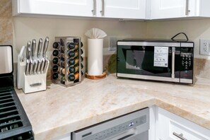 ثلاجة، ميكروويف، فرن، موقد طهي مسطح