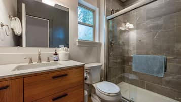 Apartment, 1 Bedroom | Bathroom | Towels