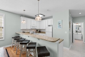 Kjøleskap, oppvaskmaskin, kaffetrakter/tekoker og kjøkkenutstyr