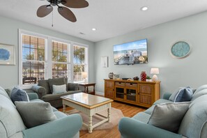 TV - Walk to Beach 4BR Home with Pool Near Pier (Surfside Beach)