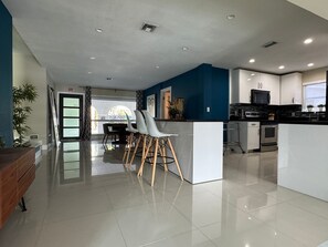 Private kitchen - Gorgeous house with backyard with the pool. Near the beach! (Hollywood)