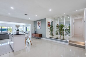 Interior - Gorgeous house with backyard with the pool. Near the beach! (Hollywood)