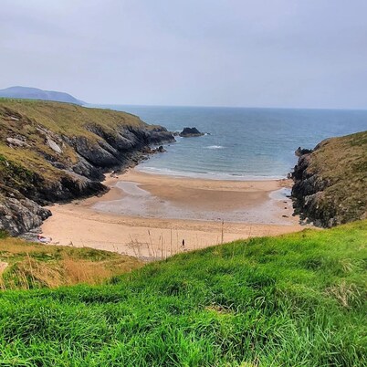 Cosy Romantic Pet-Free Cottage, Llŷn Peninsula 5 Mins to Coast Path Lovely Views