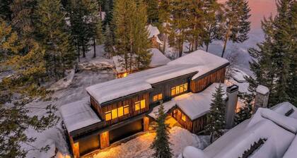 Lakefront Luxe on Payette Lake | Private Dock + Beach-McCall Group Retreat