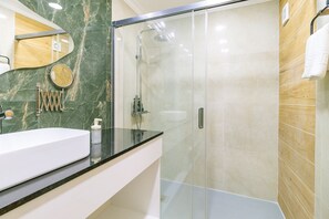 Regadera, secadora de cabello, bidet, toallas 