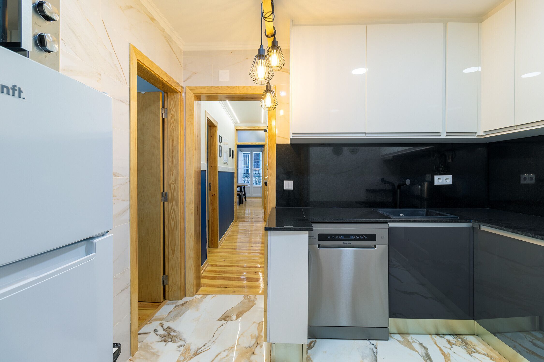 Kühlschrank, Mikrowelle, Ofen, Geschirrspüler