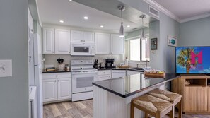 Frigorífico, microondas, horno y placa de cocina