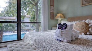 2 habitaciones, escritorio y tabla de planchar con plancha 