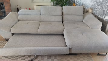 Smart TV, ping pong, books, stereo