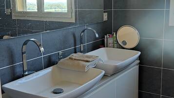 Dusche, Haartrockner, HandtĂŒcher, Seife