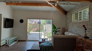 Smart TV, ping pong, books, stereo - House between Provence and Camargue (Bellegarde)