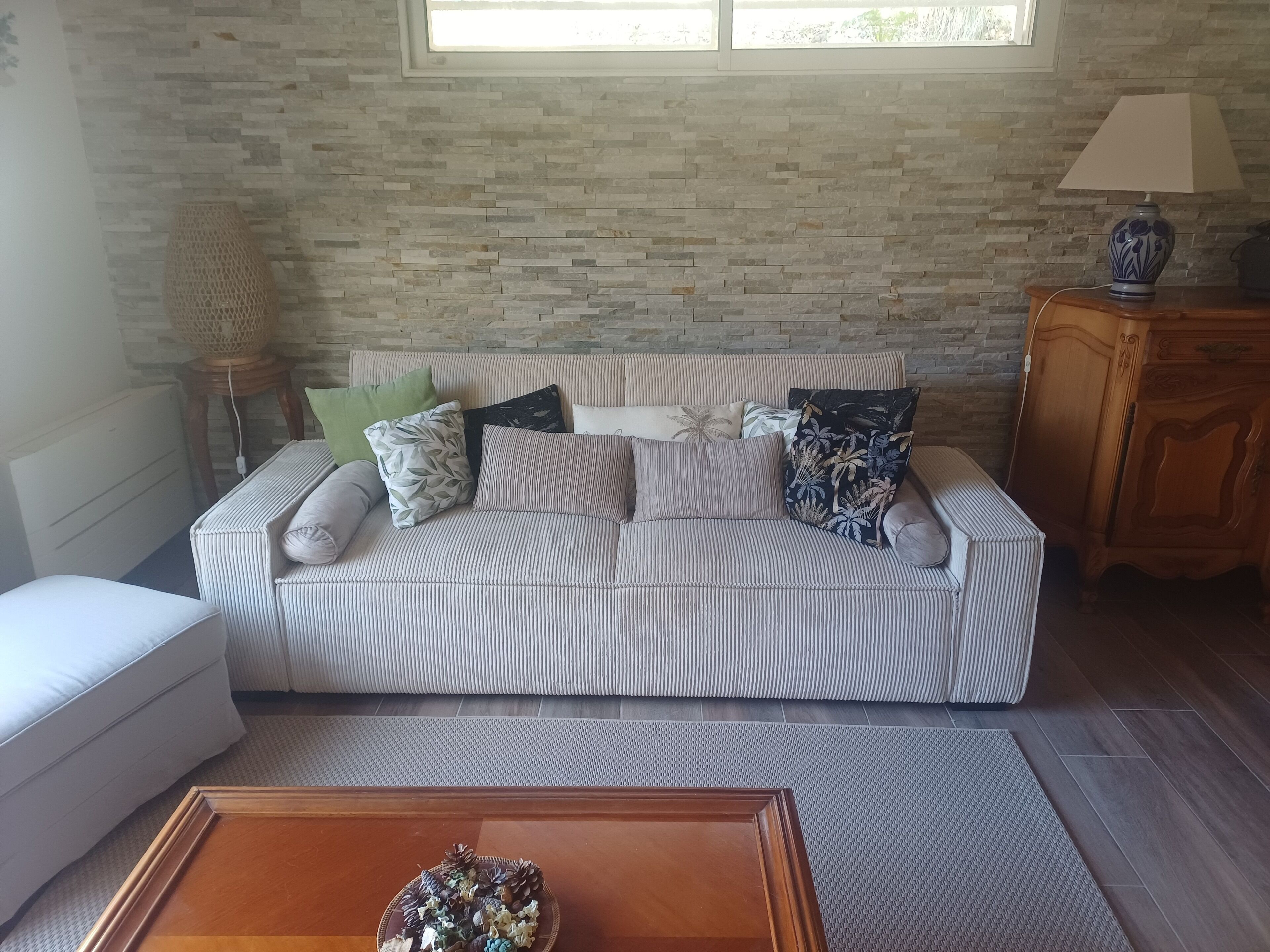 Smart TV, table tennis, books, stereo