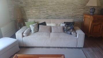 Smart TV, table tennis, books, stereo