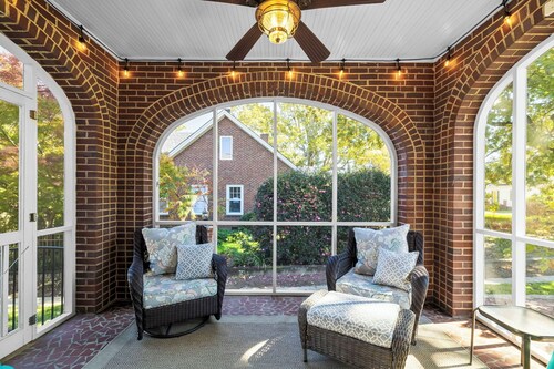 Greer Getaway in Downtown Greer - Close to shopping, restaurants and nightlife!