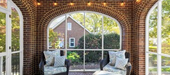 Greer Getaway in Downtown Greer - Close to shopping, restaurants and nightlife!