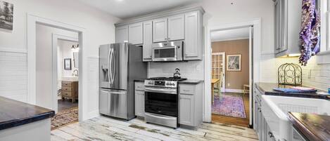 Jääkaappi, mikroaaltouuni, uuni, liesi