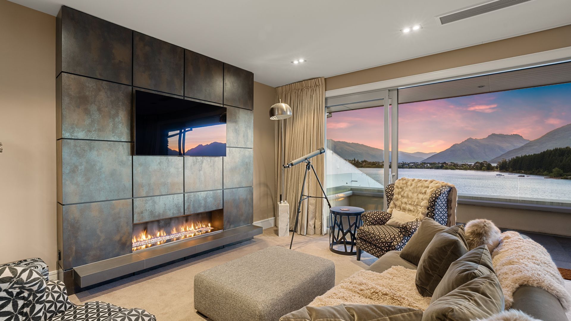 Una televisión, una chimenea, una oficina