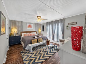 3 bedrooms, free WiFi, bed sheets - Crabby Patty- 3 bedrooms, 2 bathrooms, sleeps 8, pet-friendly. (Crystal Beach)