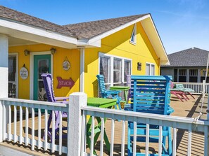 Terrace/patio - Crabby Patty- 3 bedrooms, 2 bathrooms, sleeps 8, pet-friendly. (Crystal Beach)