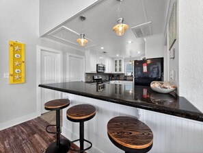 Fridge, microwave, oven, stovetop - Crabby Patty- 3 bedrooms, 2 bathrooms, sleeps 8, pet-friendly. (Crystal Beach)