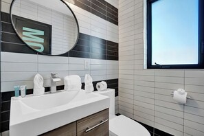 Dusj, hårføner og håndklær