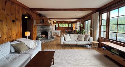 7BR Lakefront Lodge near skiing + Bethel Woods