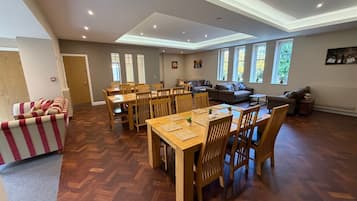 Sarapan ala kontinental setiap hari (GBP 5 per orang)