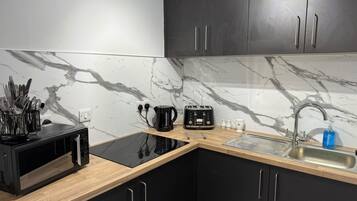 Kamar Double atau Twin Comfort, pemandangan kebun | Dapur bersama | Ketel listrik